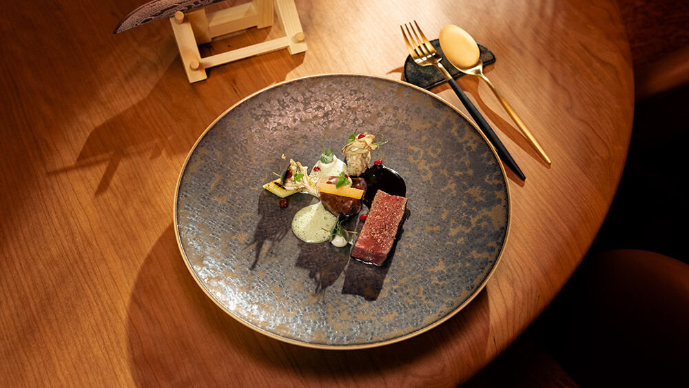 Mit Koji gebeizter Rehrücken mit Ragout, Anchovis, Douglasie und Lauchherz