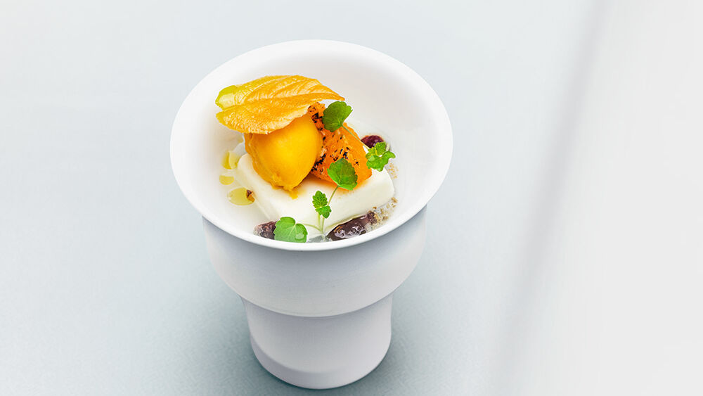 Brie-Parfait mit Aprikosensorbet, schwarze Oliven und Mandelmilch