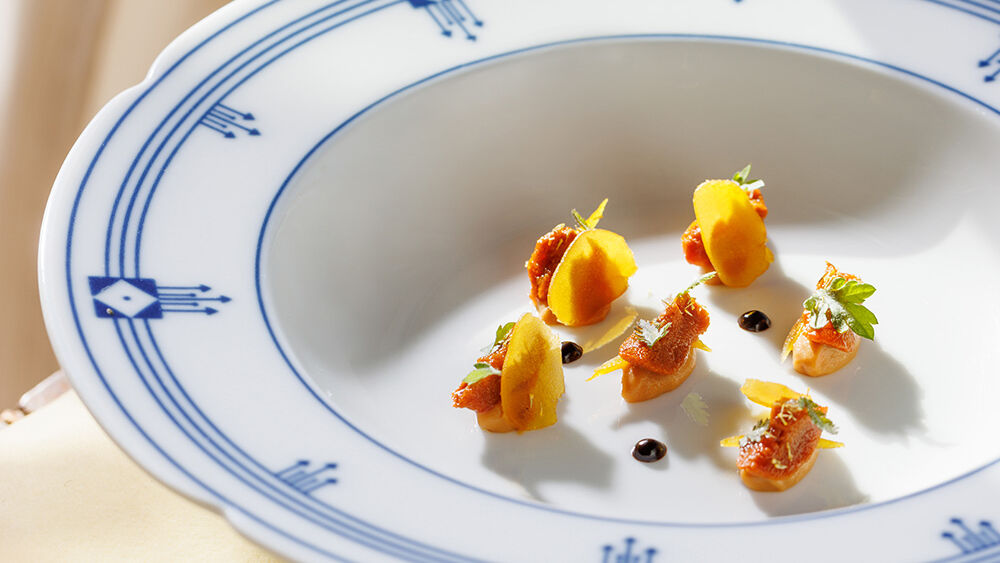 Seeigel mit Quitten-Toffee, kandierte Orange, fermentierter Knoblsuch und Bottarga