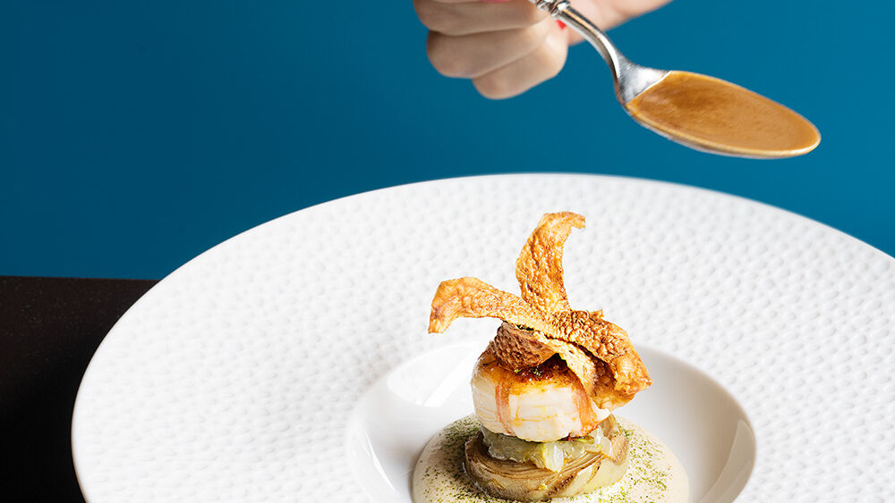 Gegrillte Langustine und Artischocke mit Beurre-noisette-Mousse und Chips