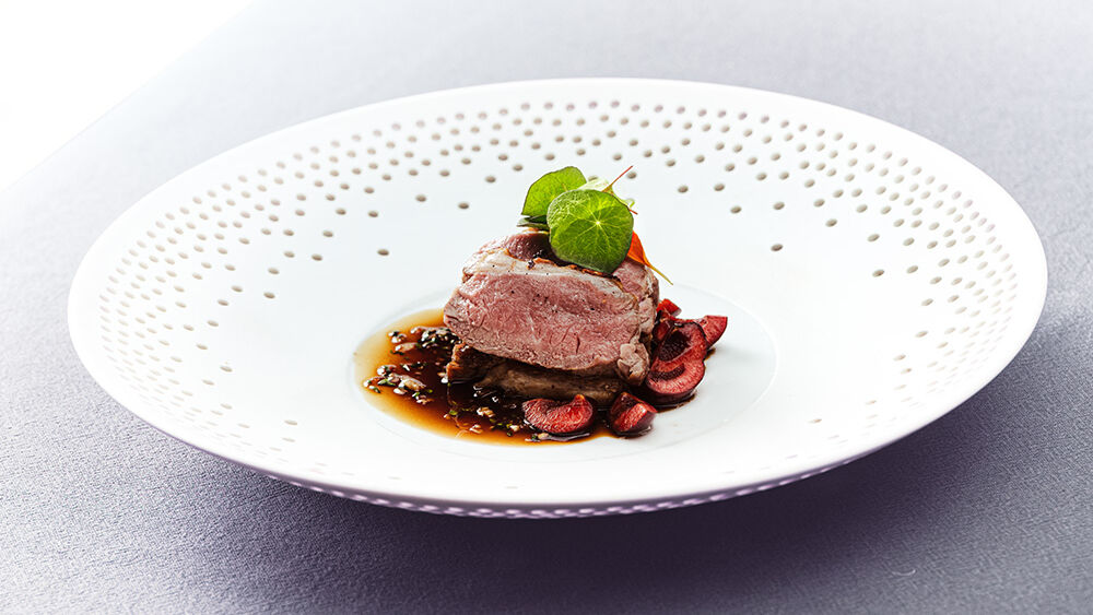 Lende vom Lamm mit Sauerkirschen und gegrilltem Bauch