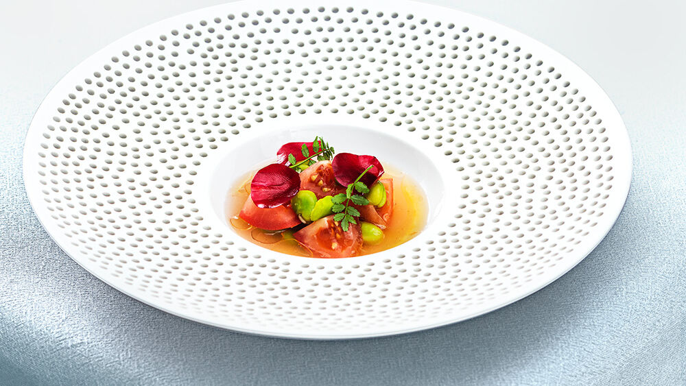 Amela-Tomaten,gegrillte Fava-Bohnen und Rosen-Molke-Vinaigrette