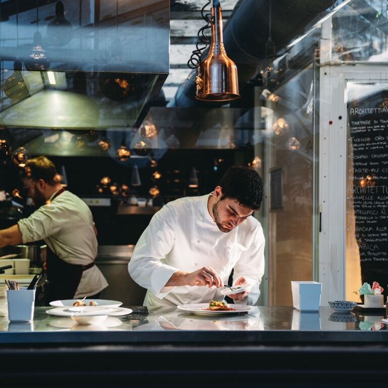 ein-koch-kocht-in-der-k%C3%BCche-seines-restaurants.jpg_s=1024x1024&w=is&k=20&c=BL-xS9vm14M4ohj9UN5FJ0K_EA7K64x1FAsd5hmxVyg=