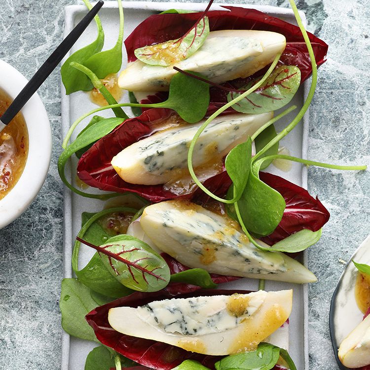 Birnenspalten mit Roquefort-F&uuml;llung, Treviso und Walnuss-Feigensenf-Pesto