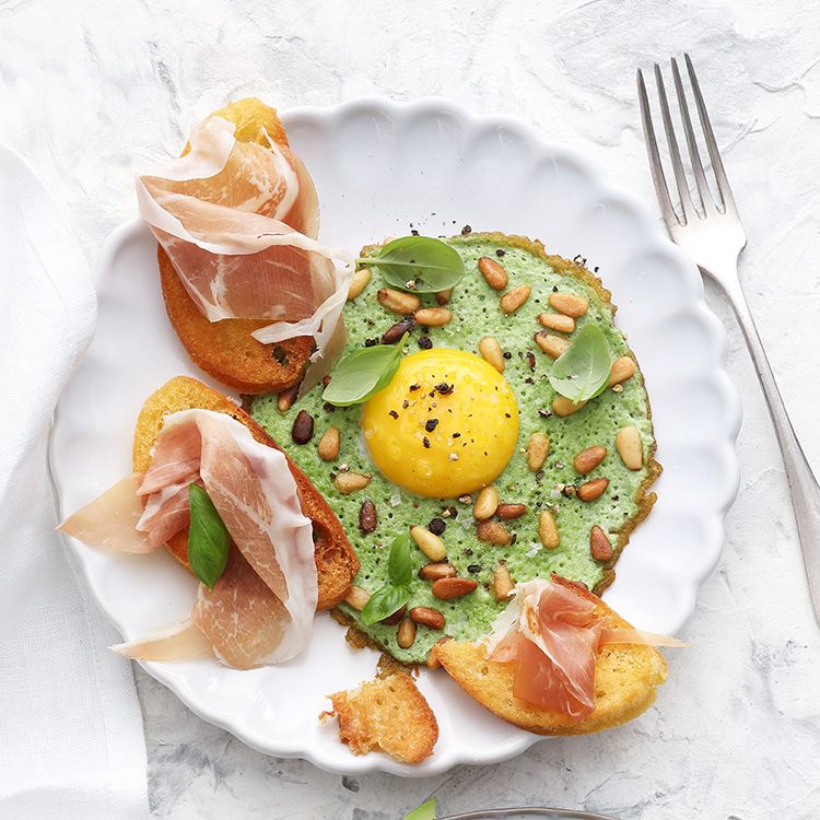 Pesto-Spiegelei mit Parmaschinken-Crostini