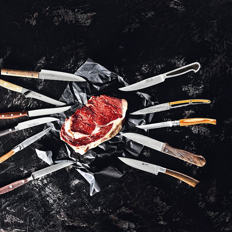 Verschiedene-Steakmesser-und-Steak