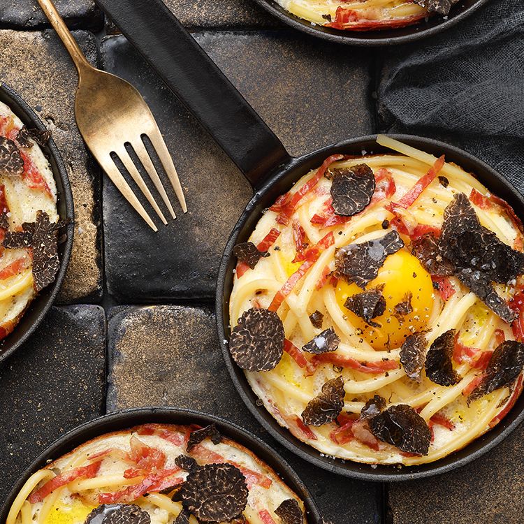 Makkaroni-Spiegelei alla carbonara mit schwarzer Tr&uuml;ffel 